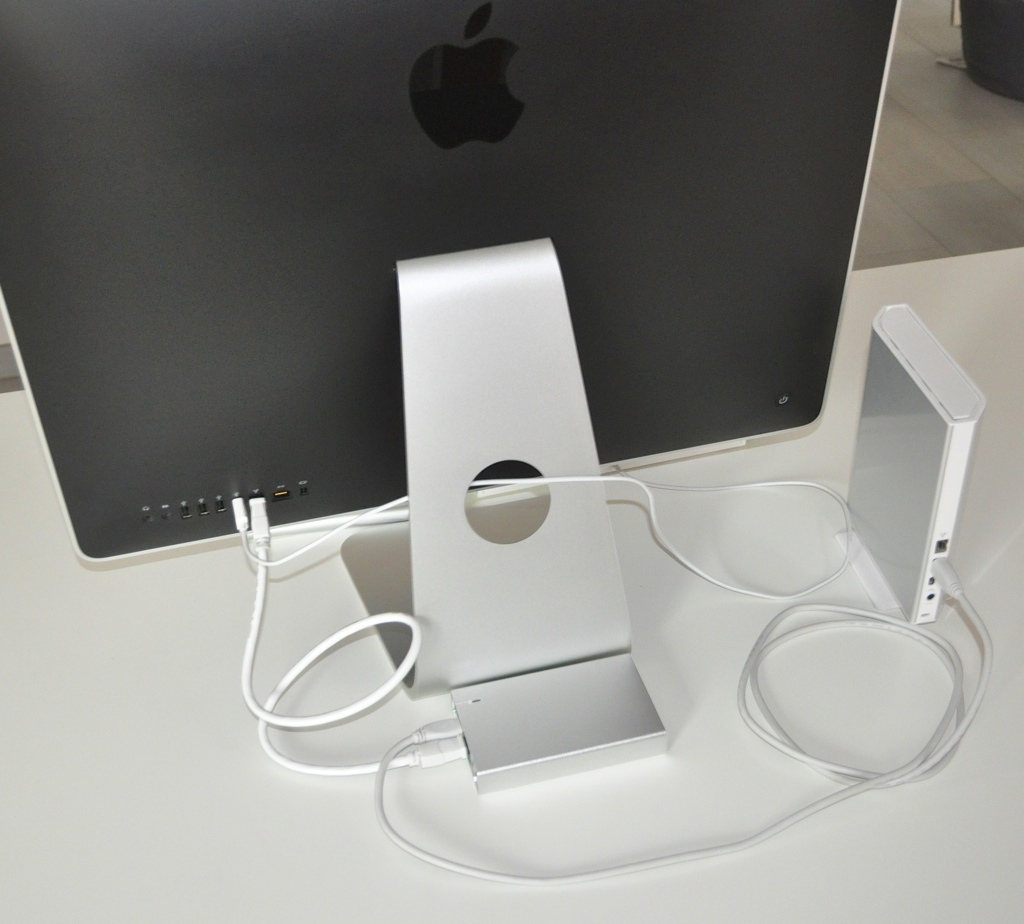 iMac mit angeschlossener SSD und externer Festplatte (FW800)