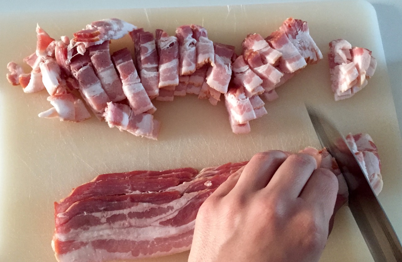 600 gr Bacon Scheiben werden noch mal geschnitten